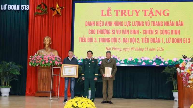 Thừa ủy quyền của Chủ tịch nước, Trung tướng Nguyễn Đức Hưng, Bí thư Đảng ủy, Chính ủy Quân khu 3 trao Bằng danh hiệu Anh hùng Lực lượng vũ trang nhân dân tặng đại diện gia đình Thượng sĩ Vũ Văn Bình.