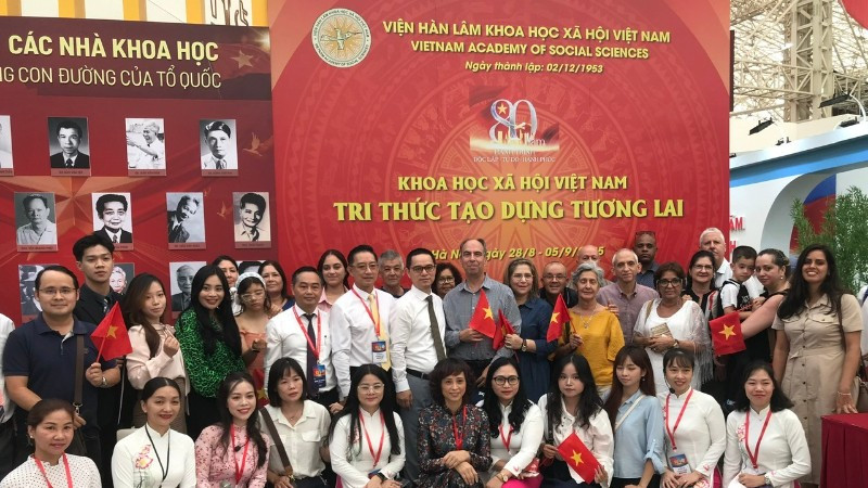 Đại sứ Cuba tại Việt Nam Rogelio Polanco Fuentes tham quan gian trưng bày của Viện Hàn lâm Khoa học xã hội Việt Nam tại Triển lãm 80 năm thành tựu đất nước. (Ảnh: KHẮC KIÊN)