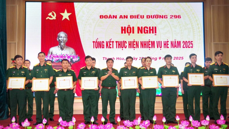 Đoàn trưởng Đoàn An điều dưỡng 296 trao, tặng Giấy khen cho các tập thể, cá nhân trong hội thi "xây dựng quản lý doanh trại chính quy xanh, sạch, đẹp" và có thành tích cao trong thực hiện nhiệm vụ hè năm 2025. 