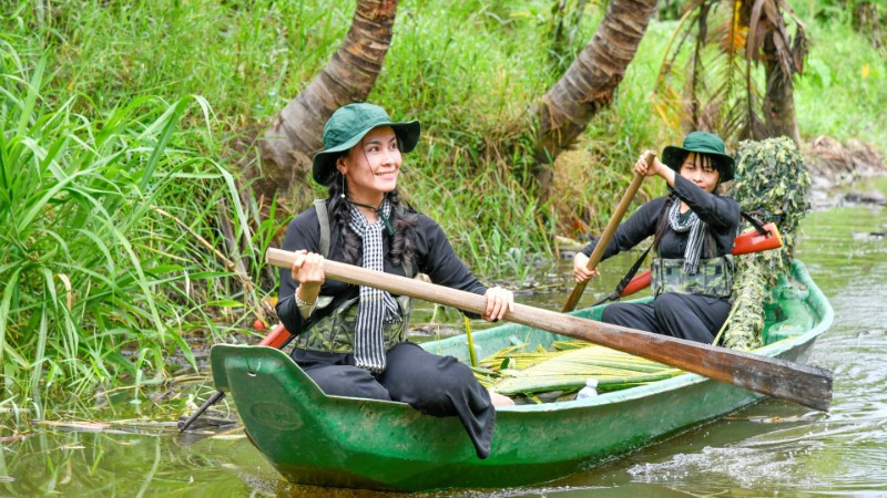Áo bà ba ngày xưa được thiết kế đơn giản với hai tà áo, cổ tròn hoặc cổ đứng và cúc áo dọc thân trước; áo bà ba kết hợp với khăn rằn, mũ tai bèo là đặc trưng dễ nhận biết của nữ du kích.