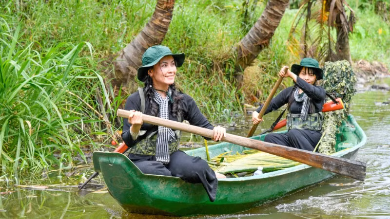 Áo bà ba ngày xưa được thiết kế đơn giản với hai tà áo, cổ tròn hoặc cổ đứng và cúc áo dọc thân trước; áo bà ba kết hợp với khăn rằn, mũ tai bèo là đặc trưng dễ nhận biết của nữ du kích.