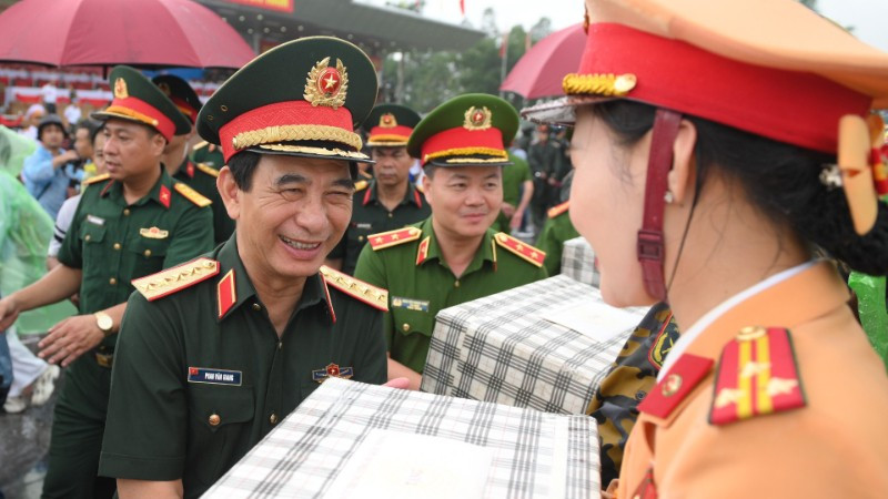 Bộ trưởng Quốc phòng Phan Văn Giang trao quà tặng lực lượng tham gia diễu binh diễu hành tại buổi tổng hợp luyện.