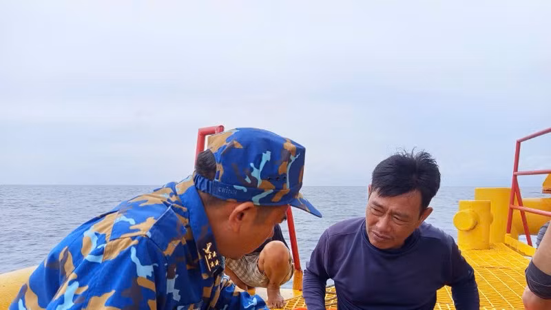 Quân y nhà giàn DK1/9 nắm tình hình ngư dân gặp nạn.