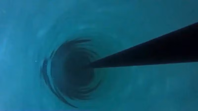 Khoan lớp băng bằng nước nóng ở khu vực hồ Kirin nằm dưới lớp băng ở Nam Cực. (Ảnh chụp màn hình CCTV Trung Quốc)