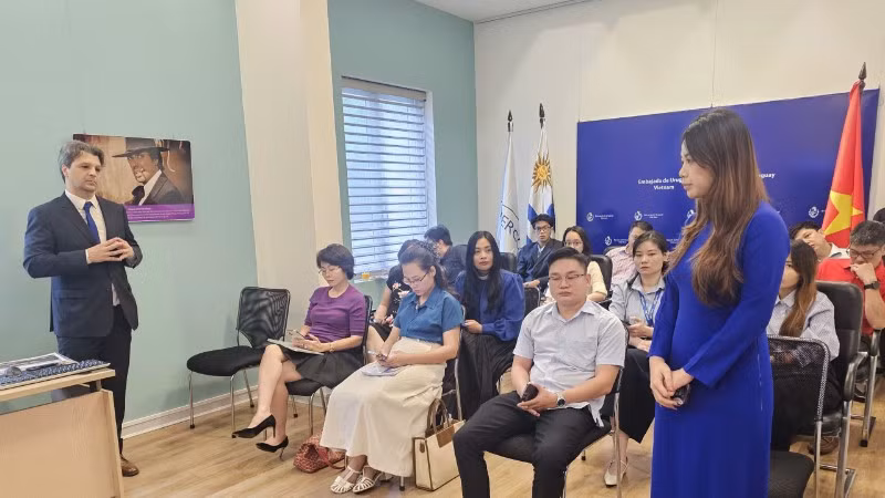 Ông Martin Mercado, Phó Giám đốc Điều hành Cơ quan Xúc tiến Thương mại và Đầu tư Uruguay, trả lời thắc mắc của các doanh nghiệp Việt Nam. (Ảnh: KHẮC KIÊN)