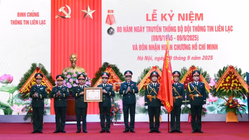 Thừa ủy quyền của Chủ tịch nước, Thượng tướng Võ Minh Lương, Ủy viên Trung ương Đảng, Ủy viên Thường vụ Quân ủy Trung ương, Thứ trưởng Quốc phòng trao Huân chương Hồ Chí Minh tặng Binh chủng Thông tin liên lạc.