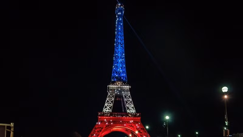 Từ nhiều ngày qua, tháp Eiffel đã được chiếu sáng với ba màu xanh, trắng, đỏ, màu cờ của nước Pháp, để tưởng nhớ các nạn nhân khủng bố 10 năm trước.