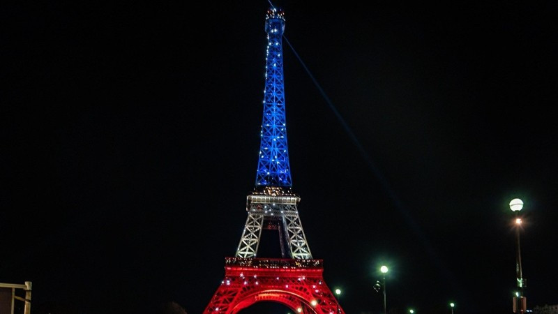 Từ nhiều ngày qua, tháp Eiffel đã được chiếu sáng với ba màu xanh, trắng, đỏ, màu cờ của nước Pháp, để tưởng nhớ các nạn nhân khủng bố 10 năm trước.