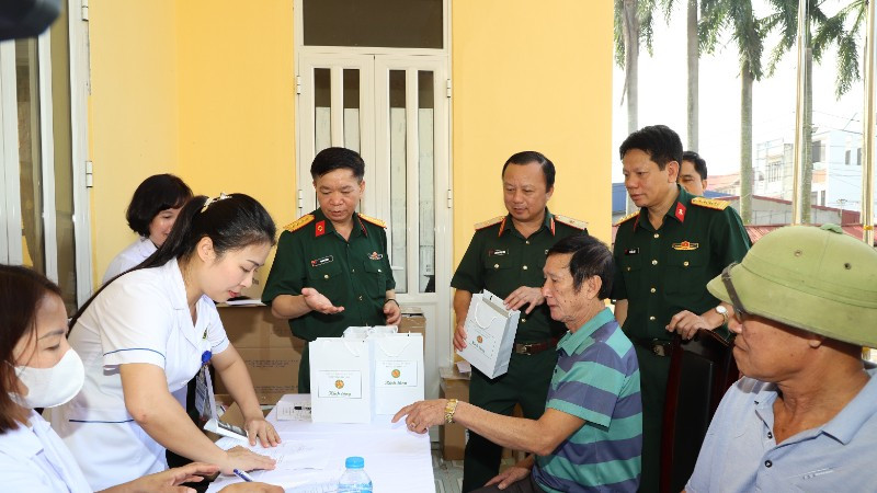 Khám, cấp thuốc gia đình chính sách, người có hoàn cảnh khó khăn.