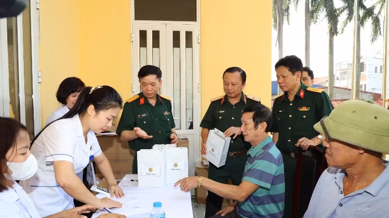 Khám, cấp thuốc gia đình chính sách, người có hoàn cảnh khó khăn.