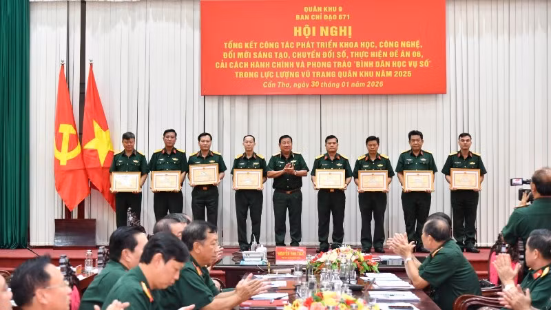 Trao Bằng khen tặng tập thể, cá nhân có thành tích xuất sắc.