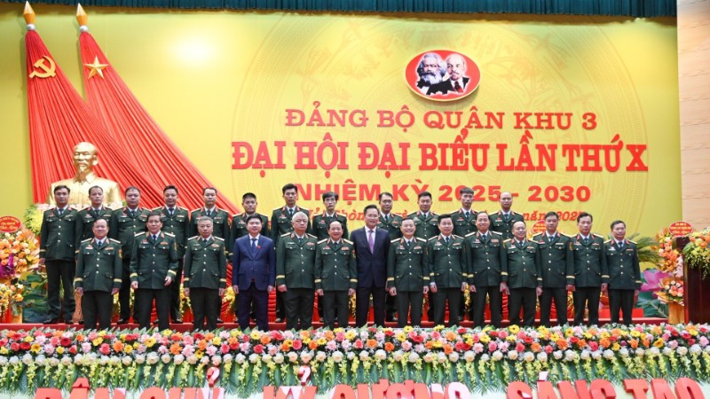 Đại tướng Trịnh Văn Quyết, Bí thư Trung ương Đảng, Ủy viên Thường vụ Quân ủy Trung ương, Chủ nhiệm Tổng cục Chính trị Quân đội nhân dân Việt Nam cùng các đồng chí Ban Chấp hành Đảng bộ Quân khu 3 khóa X, nhiệm kỳ 2025–2030 cùng các đại biểu tại đại hội.