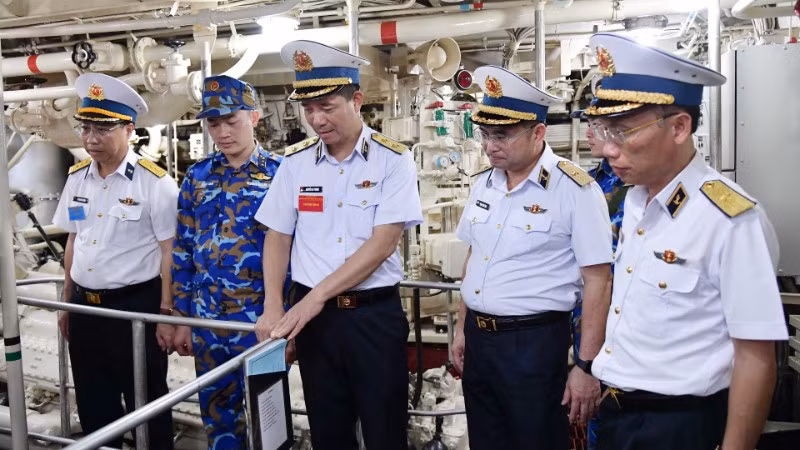 Chính ủy Hải quân kiểm tra nền nếp chính quy ngành kỹ thuật trên Tàu 263, Hải đội 515, Lữ đoàn 175.
