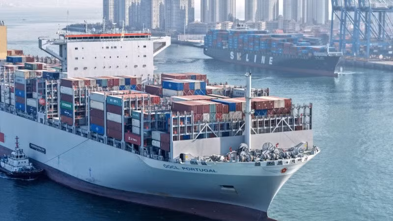 Tàu hàng ra vào cảng Thanh Đảo, tỉnh Sơn Đông, Trung Quốc. (Ảnh: Tân Hoa xã)