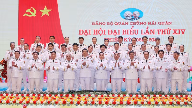 Ban Chấp hành Đảng bộ nhiệm kỳ 2025-2030 và Đoàn đại biểu đi dự Đại hội Đảng bộ Quân đội lần thứ XII ra mắt đại hội.
