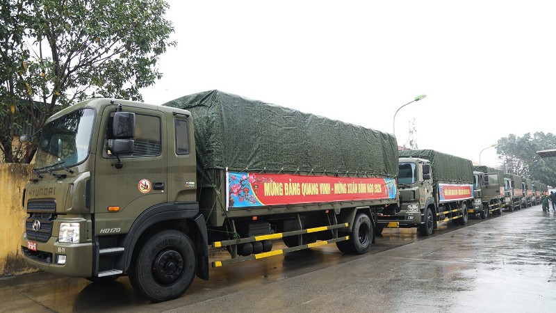 Lữ đoàn 971 triển khai đội hình gồm 9 xe tải, có tình trạng kỹ thuật tốt, kíp chỉ huy hành quân, lái xe và nhân viên quân vận thực hiện nhiệm vụ vận chuyển đầu xuân Bính Ngọ.