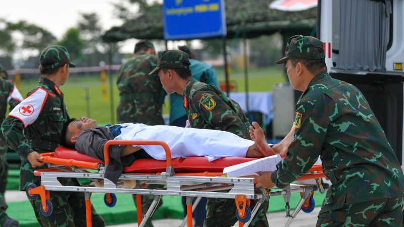 Mô phỏng tình huống vận chuyển cấp cứu người bị nạn.