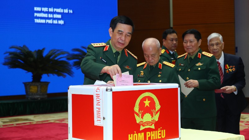 Đại tướng Phan Văn Giang cùng các đồng chí nguyên Bộ trưởng Quốc phòng, nguyên Phó Chủ tịch Quốc hội bỏ phiếu bầu cử.