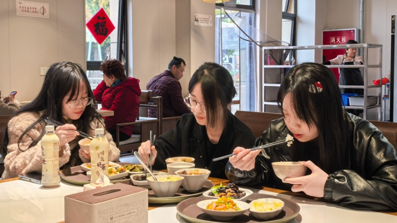 Các bạn trẻ thưởng thức món ăn ở quán ăn trong bảo tàng Tứ Xuyên. (Ảnh: TÂN HOA XÃ)