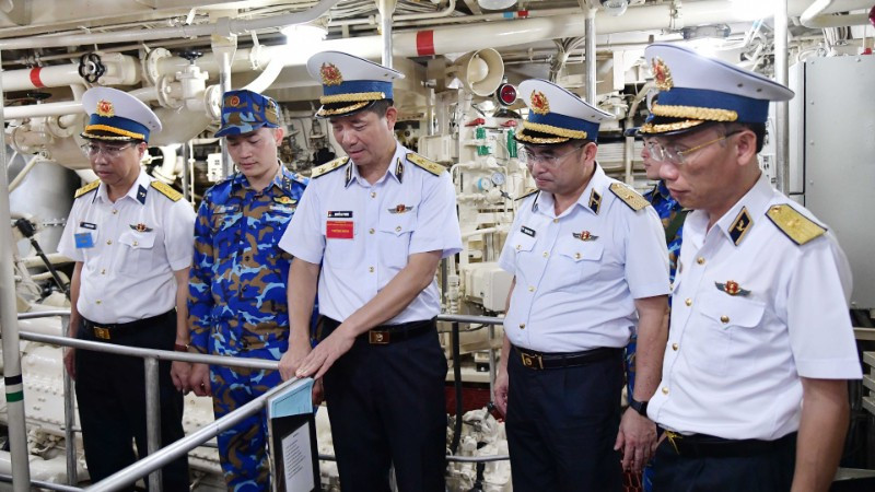 Đồng chí Phó Đô đốc Nguyễn An Phong, Chính ủy Hải quân kiểm tra công tác xây dựng nề nếp chính quy tại Lữ đoàn 175/Vùng 5 Hải quân.