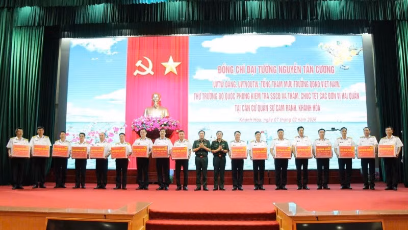 Đại tướng Nguyễn Tân Cương và Thượng tướng Trương Thiên Tô tặng quà các đơn vị.