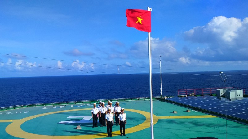 Chào cờ đầu tuần trên nhà giàn DK1.