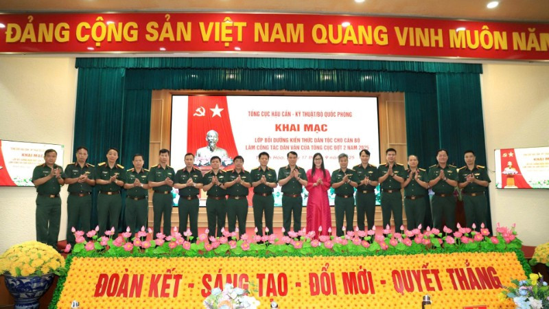 Lãnh đạo Tổng cục chụp hình với các đại biểu các cơ quan, đơn vị.