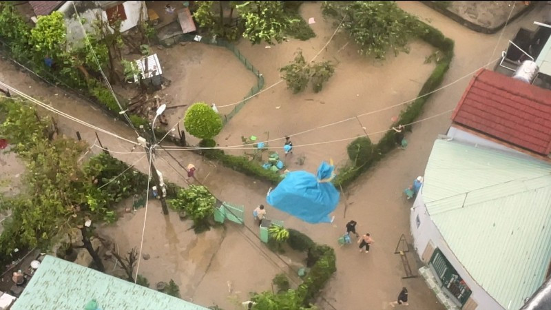 Hai tổ bay trực thăng thả hàng cứu trợ thiết yếu cho nhân dân.