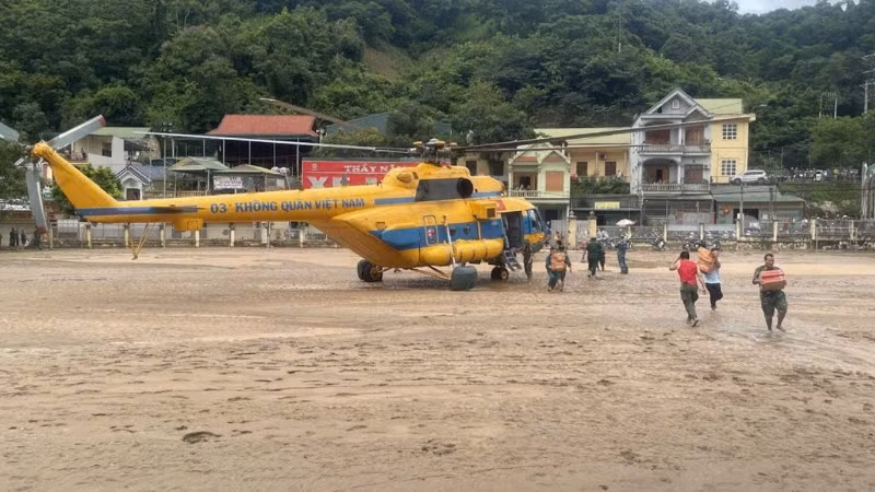 Máy bay trực thăng Mi171 cất cánh từ sân bay Hòa Lạc di chuyển vào sân bay Vinh (Nghệ An) thực hiện nhiệm vụ cứu trợ.