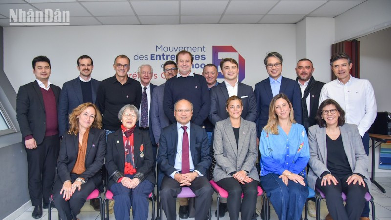 Đại sứ Đinh Toàn Thắng khẳng định cam kết hỗ trợ các đoàn công tác và doanh nghiệp Pháp trong việc quảng bá những lợi thế, tiềm năng phong phú của tỉnh Pyrénées-Orientales. (Ảnh: MINH DUY)