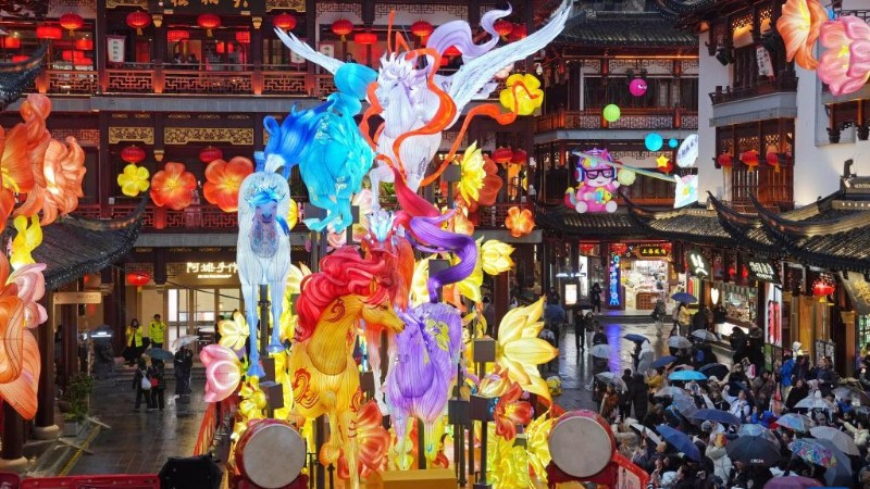 Đèn lồng hình con ngựa tại quảng trường Trung tâm thương mại Dự Viên, thành phố Thượng Hải, Trung Quốc. (Ảnh: Tân Hoa xã)