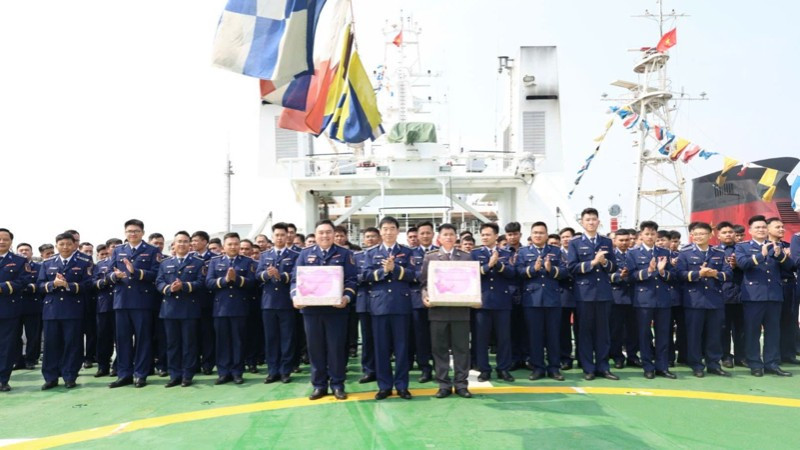 Tặng quà chúc Tết các tàu Cảnh sát biển.