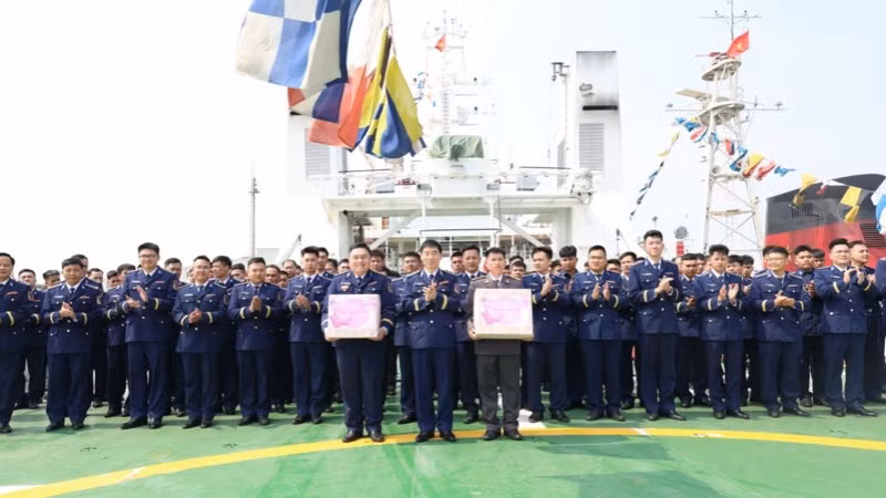 Tặng quà chúc Tết các tàu Cảnh sát biển.