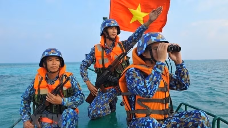 Cán bộ, chiến sĩ Trường Sa chắc tay súng bảo vệ chủ quyền biển, đảo Tổ quốc. (Ảnh: Thế Đại)