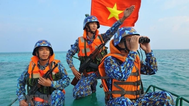 Cán bộ, chiến sĩ Trường Sa chắc tay súng bảo vệ chủ quyền biển, đảo Tổ quốc. (Ảnh: Thế Đại)