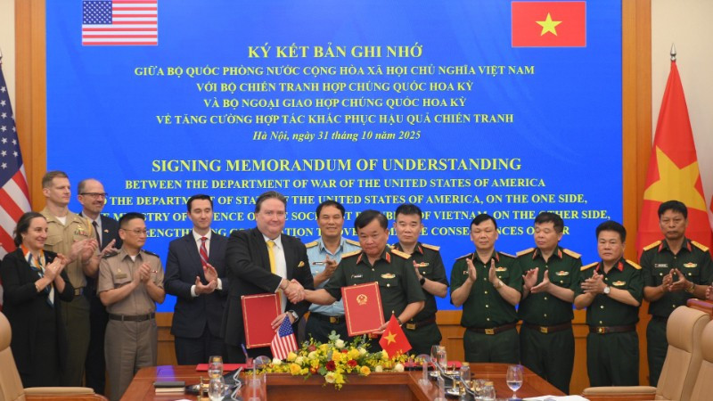 Thượng tướng Hoàng Xuân Chiến, Ủy viên Trung ương Đảng, Ủy viên Thường vụ Quân ủy Trung ương, Thứ trưởng Quốc phòng cùng Đại sứ Hoa Kỳ tại Việt Nam Marc Evans Knapper tại buổi ký kết.