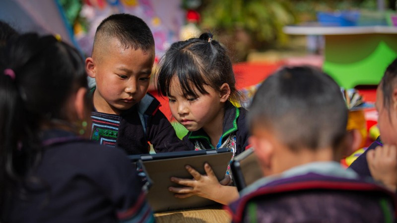Học sinh Trường mầm non Hoa Ban (Bảo Thắng, Lào Cai) tham gia lớp học đặc biệt trên máy tính bảng do UNICEF hỗ trợ. (Ảnh: UNICEF)