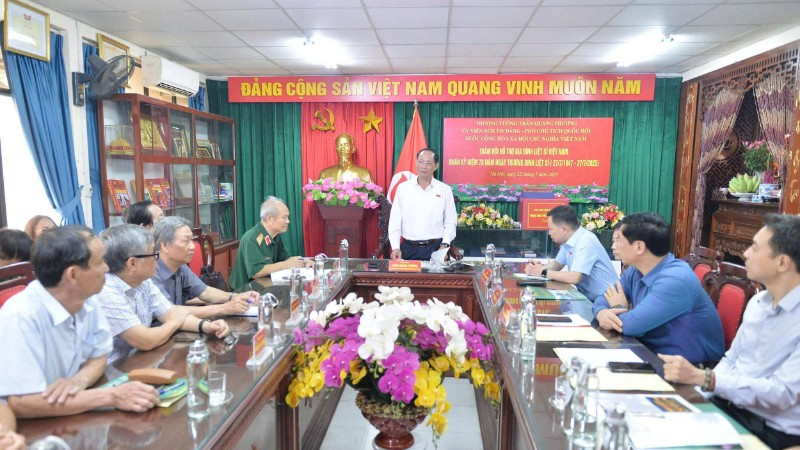 Phó Chủ tịch Quốc Hội, Thượng tướng Trần Quang Phương thăm và làm việc Hội Hỗ trợ gia đình liệt sĩ Việt Nam.