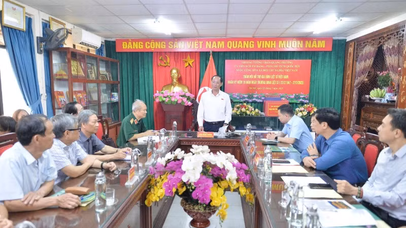 Phó Chủ tịch Quốc Hội, Thượng tướng Trần Quang Phương thăm và làm việc Hội Hỗ trợ gia đình liệt sĩ Việt Nam.