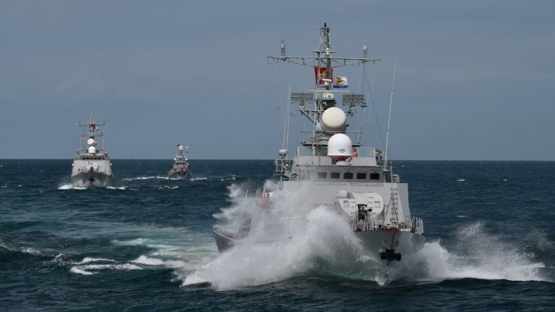 Các tàu chiến đấu của Lữ đoàn 175, Lữ đoàn 127 cơ động vào tuyến bắn.