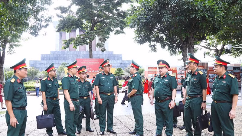 Bộ Tư lệnh Lăng Chủ tịch Hồ Chí Minh báo cáo việc triển khai lắp lắp đặt lều y tế sau Lăng Chủ tịch Hồ Chí Minh.