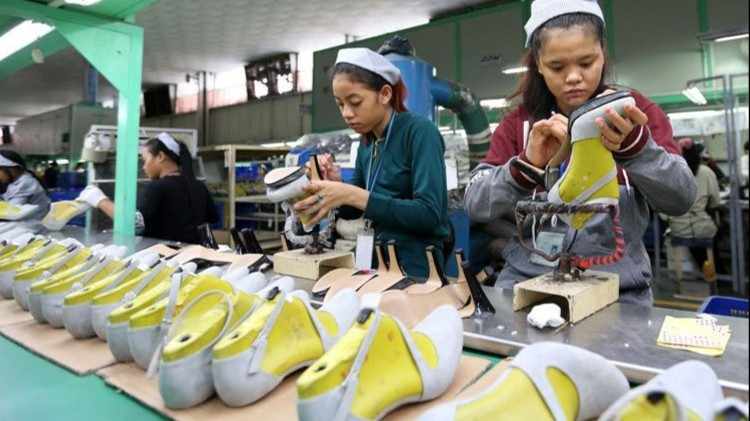 Bên trong một nhà máy sản xuất giày dép tại Phnom Penh (Ảnh: Khmer Times)