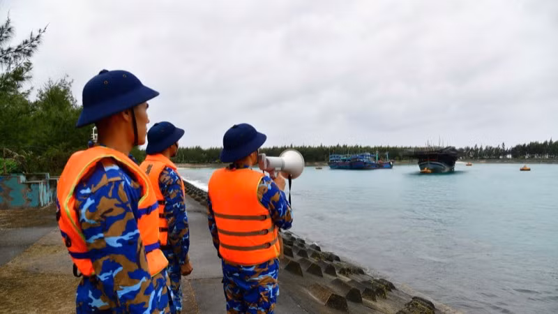 Cán bộ chiến sĩ Đảo Đá tây A tuyên truyền ngư dân vào âu tàu tránh trú áp thấp.