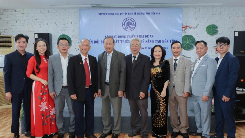 Tổ triển khai đề án của hiệp hội chụp ảnh kỷ niệm tại lễ phát động.