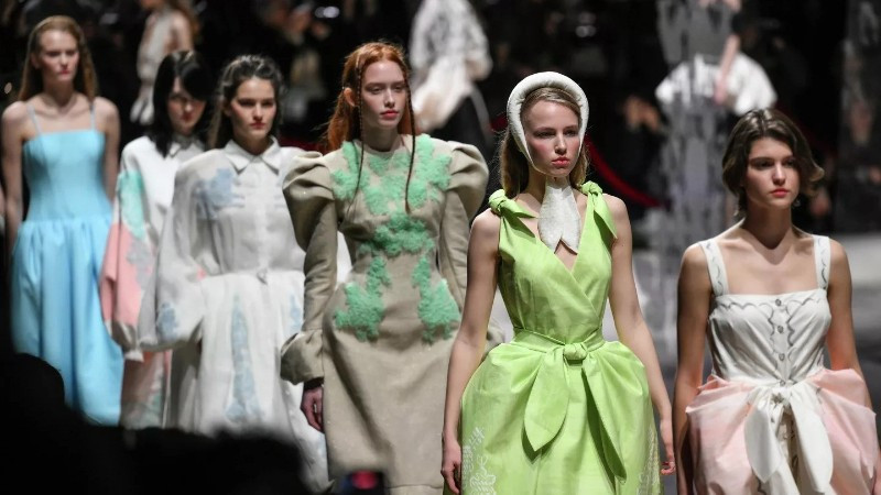 Các người mẫu trình diễn thời trang Alena Akhmadullina trong khuôn khổ Tuần lễ Thời trang Moskva lần thứ 6 tại Trung tâm triển lãm Manege. (Ảnh: RIA Novosti)
