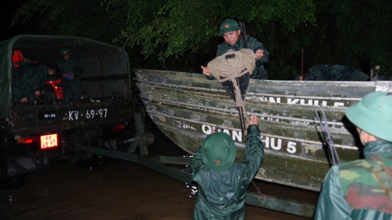 Bộ Chỉ huy quân sự thành phố Đà Nẵng đã khẩn trương triển khai lực lượng, phương tiện, phương án cứu hộ, cứu nạn đến những điểm ngập sâu.