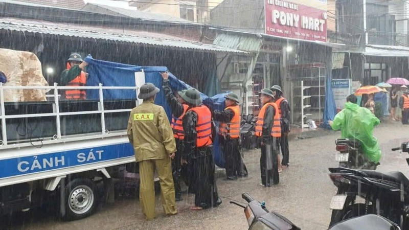 Bộ đội hậu cần Quân khu 5 phối hợp với các lực lượng đưa lương thực, thực phẩm đến người dân bị ngập lụt, chia cắt.