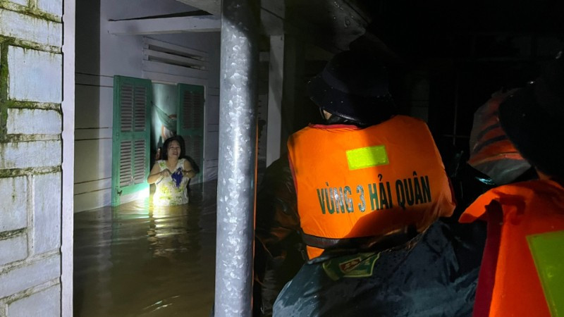 Bộ đội Hải quân cùng lực lượng vũ trang địa phương chuyển lương thực, nước ngọt đến tay từng hộ dân.