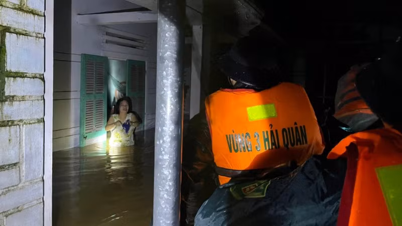 Bộ đội Hải quân cùng lực lượng vũ trang địa phương chuyển lương thực, nước ngọt đến tay từng hộ dân.