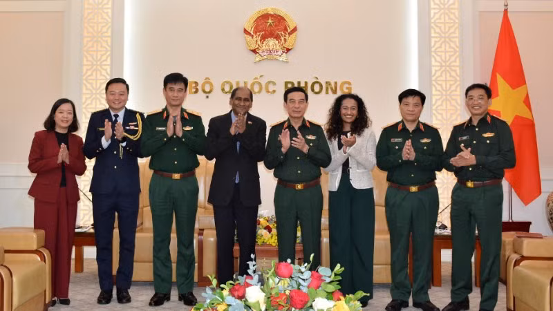 Đại tướng Phan Văn Giang, Đại sứ Jaya Ratnam và các đại biểu tại cuộc tiếp.